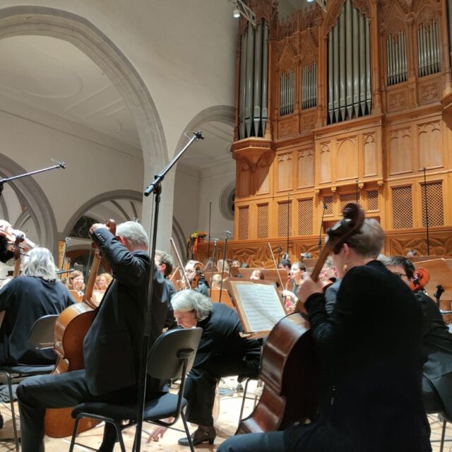 🎶 The Show muss weitergehen, ein letztes Mal! Heute markiert den grossen Abschluss von «Auf Tournee mit Brahms und Bach» – eine unvergessliche Reise durch zeitlose Musik. Was für ein spektakulärer Moment.💫🎬